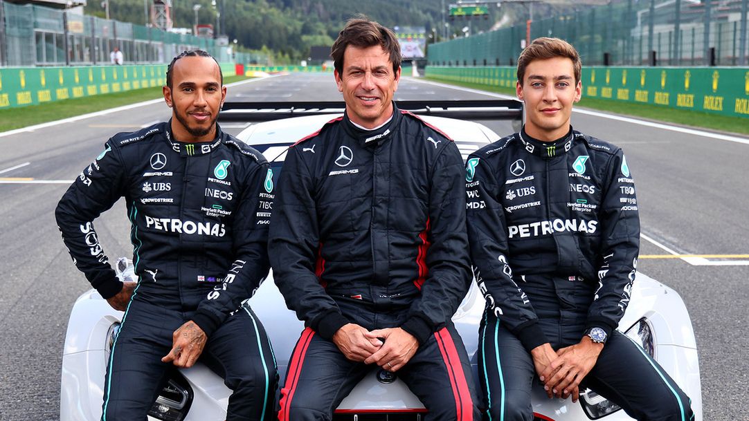 od lewej Lewis Hamilton, Toto Wolff i George Russell