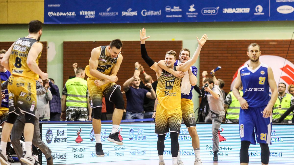 Newspix / Weronika Kuzma / Na zdjeciu: Mateusz Kostrzewski w objęciach Nemanji Jaramaza