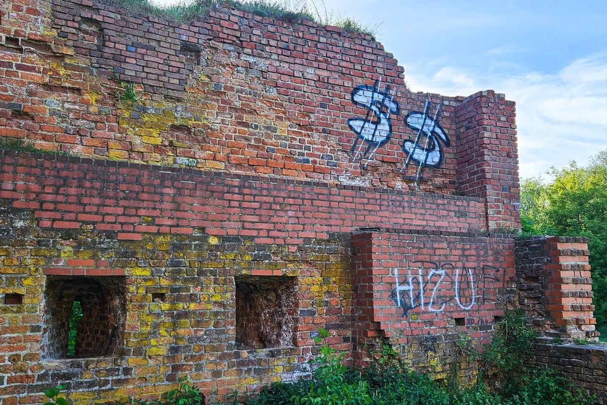 Liczne graffiti szpecą mury zabytkowego zamku 