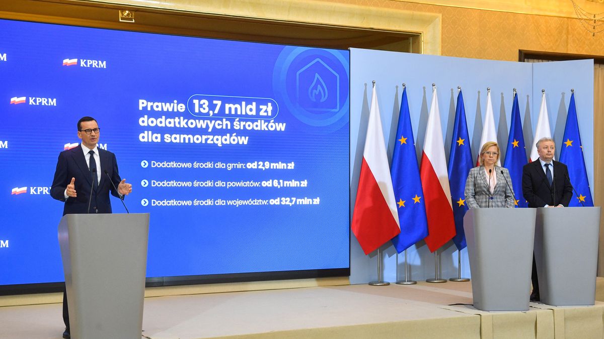 Premier Mateusz Morawiecki (L), minister klimatu i środowiska Anna Moskwa (2P) i wiceminister finansów Sebastian Skuza (P) podczas konferencji dotyczącej rządowego dodatku do źródeł ciepła oraz dodatku dla samorządów