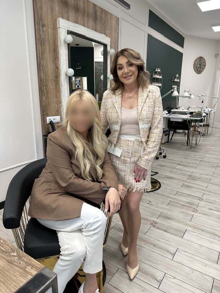 Danuta Martyniuk gra nogą podczas wizyty u fryzjera