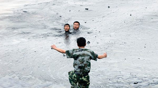 Fotografować tonących czy im pomóc? Kulisy znanego fotoreportażu [wideo] 1