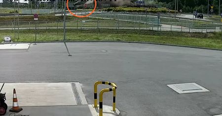 Mercedes przeleciał nad rondem w Nowej Soli. Jest nagranie