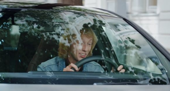 Hertz Polska reklamuje usługę wypożyczenia Mercedesa klasy A