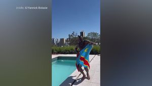 Niesamowite sceny. Wskoczył do basenu z radości!