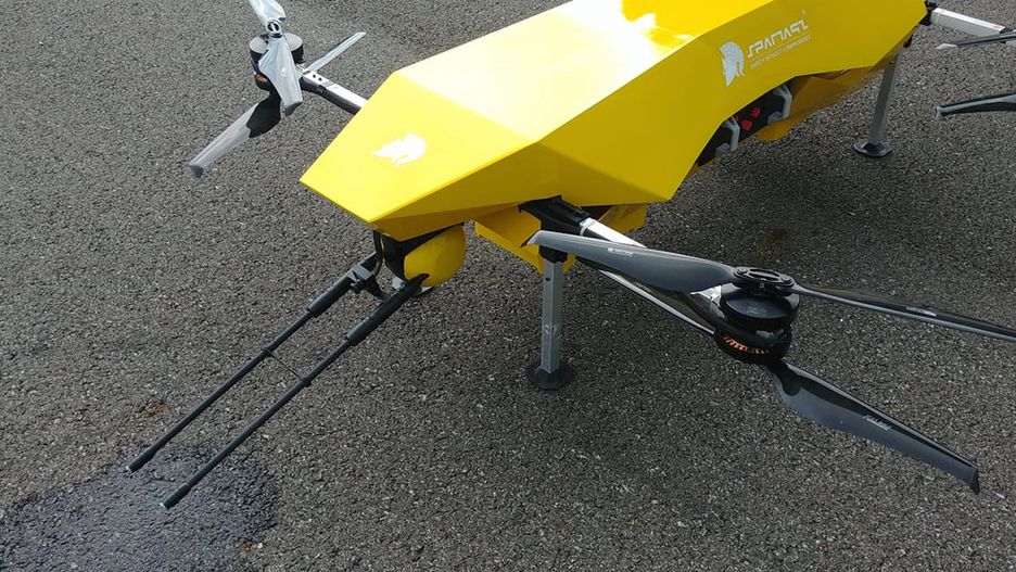 Dron Heracles, wykorzystany do zdezynfekowania ławki.