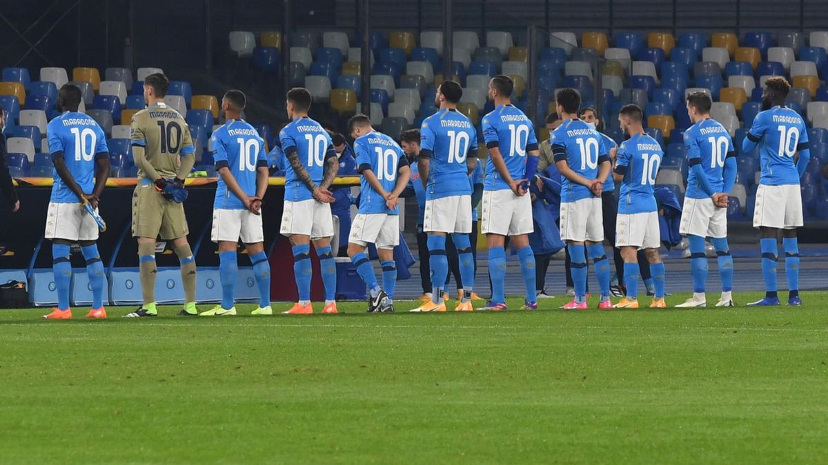 piłkarze SSC Napoli w koszulkach z nr 10 na cześć Diego Maradony przed meczem Ligi Europy z Rijeką