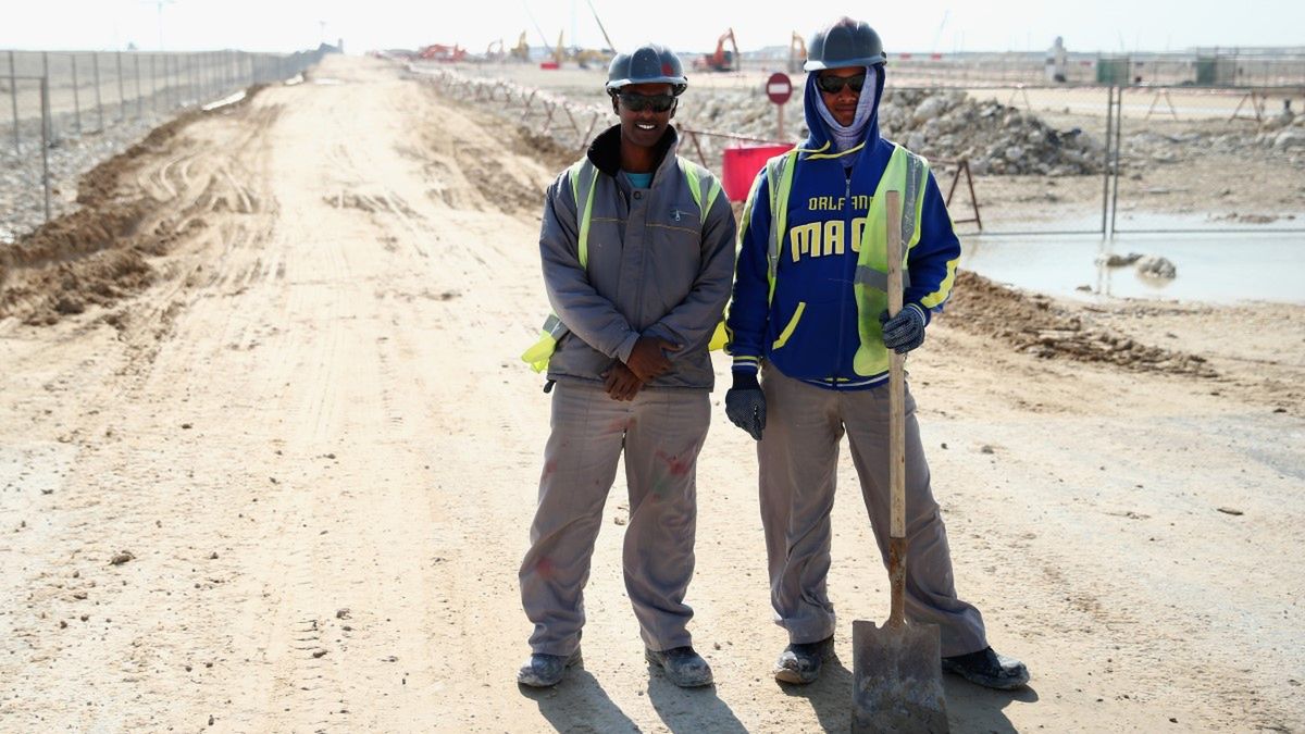 pracownicy w Katarze