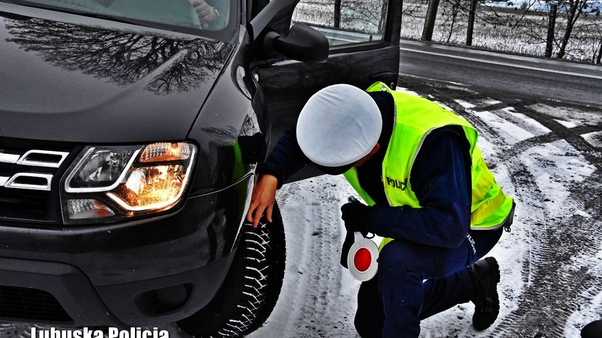 Policjant sprawdza opony