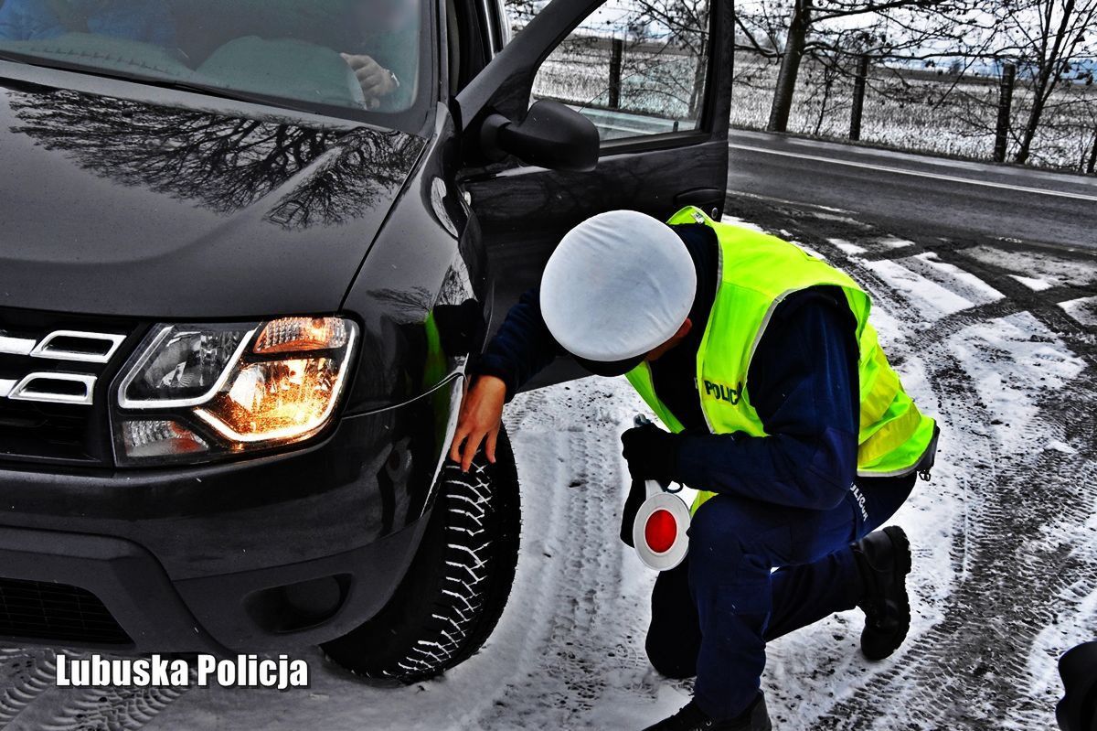 Policjant sprawdza opony