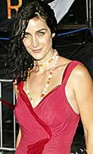 Podejrzana Carrie-Anne Moss!