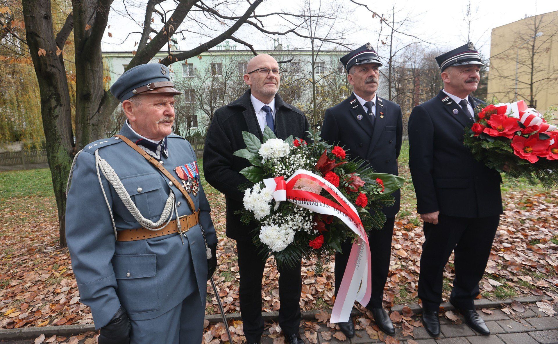 Skromna, ale bardzo ważna uroczystość przed Pomnikiem Poległych Dziesięciu Rąk