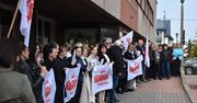 Pikieta przed tarnowskim ZUS-em. Pracownicy wyszli z budynku