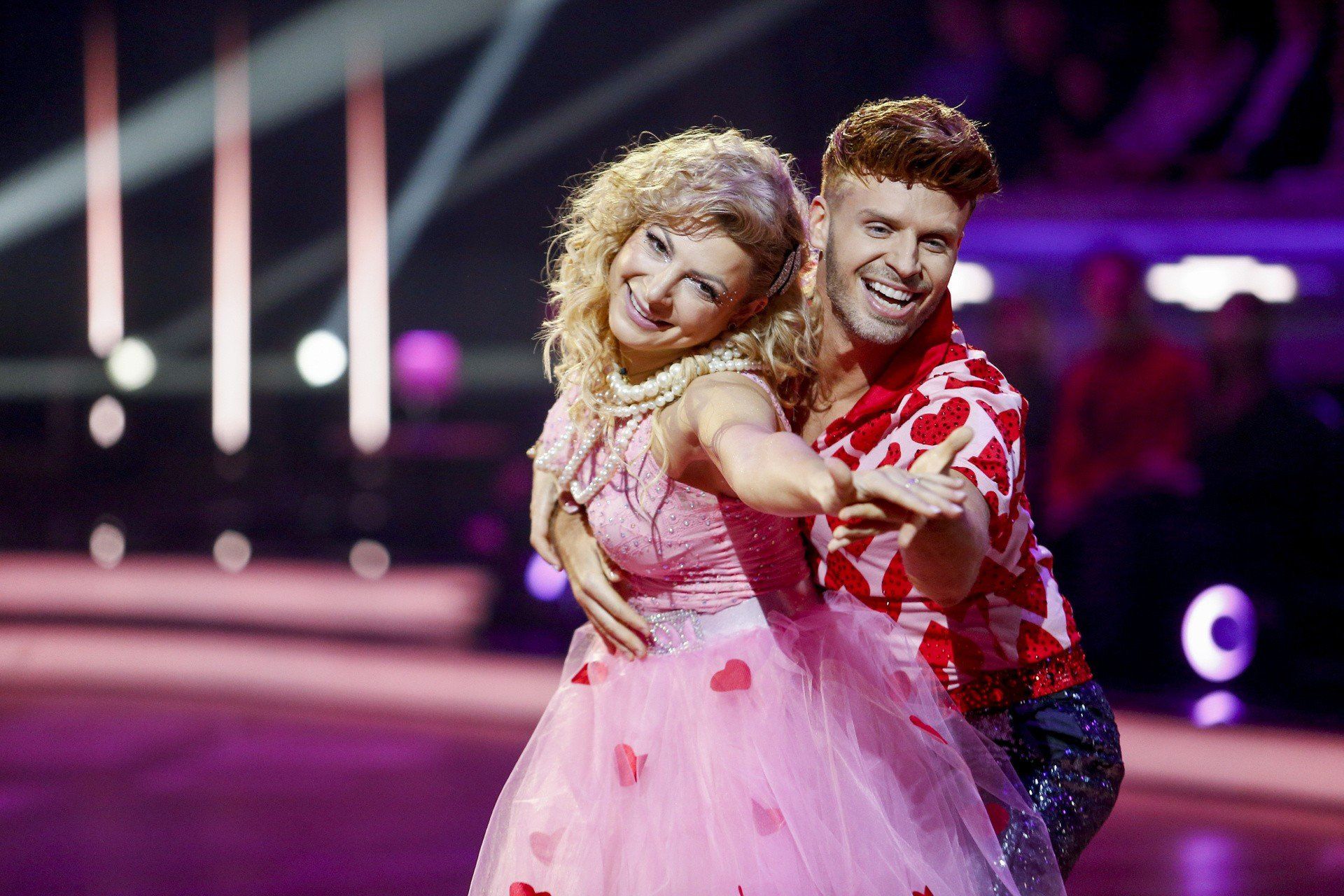 Od kilku tygodni możemy podziwiać taneczne umiejętności Magdy Narożnej, która jest uczestniczką 16. edycji Dancing with the Stars. Taniec z gwiazdami. Wokalistce Pięknych i młodych partneruje Piotr Musiałkowski, a para z odcinka na odcinek radzi sobie coraz lepiej.
