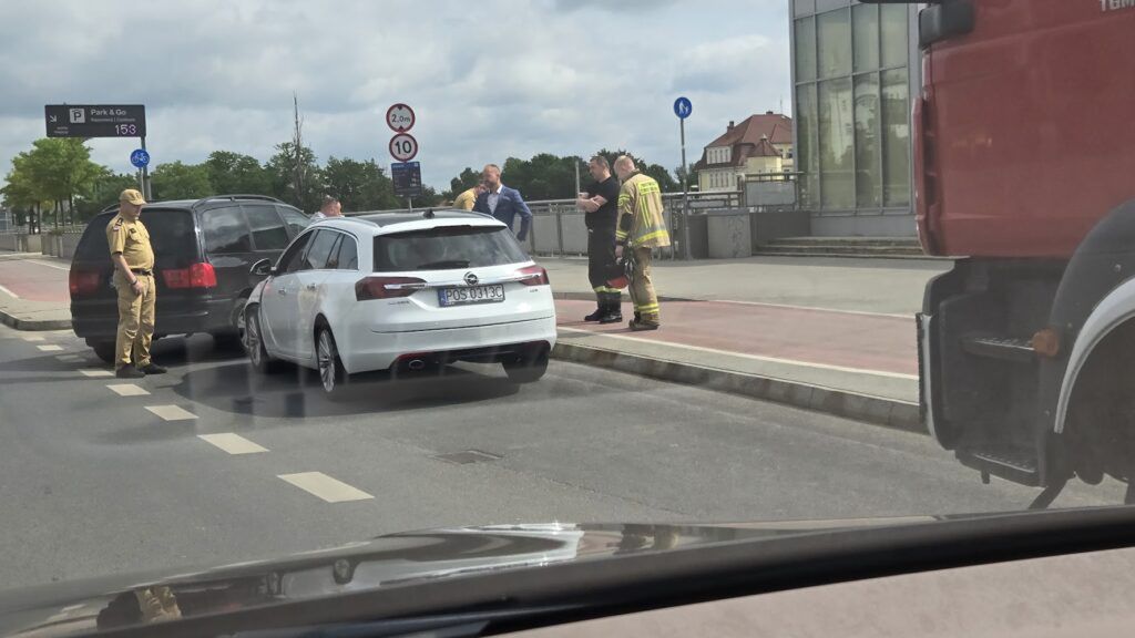 Kolizja na Rondzie Kaponiera w Poznaniu. Ruch w stronę Mostu Teatralnego chwilowo zablokowany