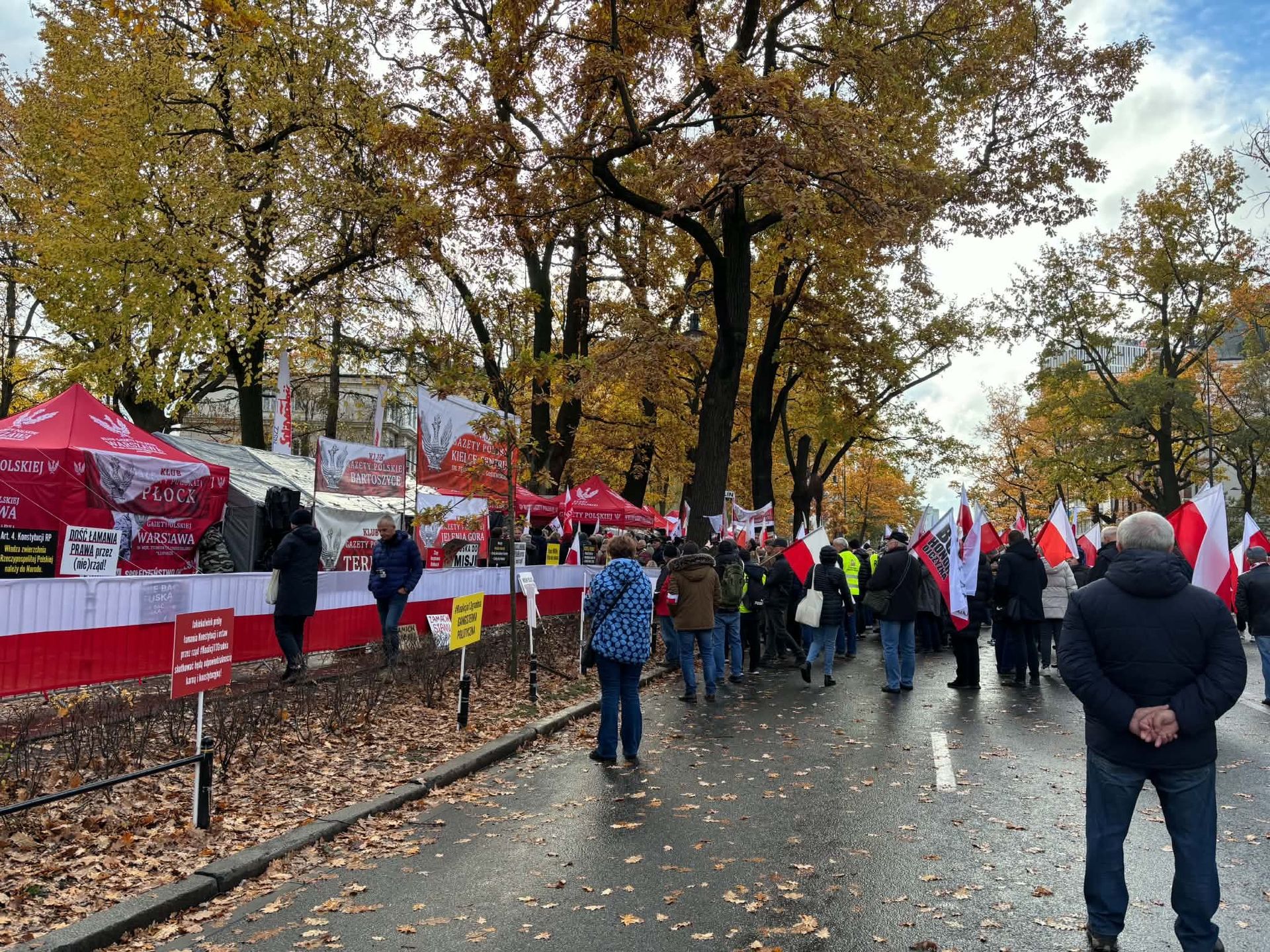 Przed Trybunałem stopniowo pojawiają się kolejne osoby