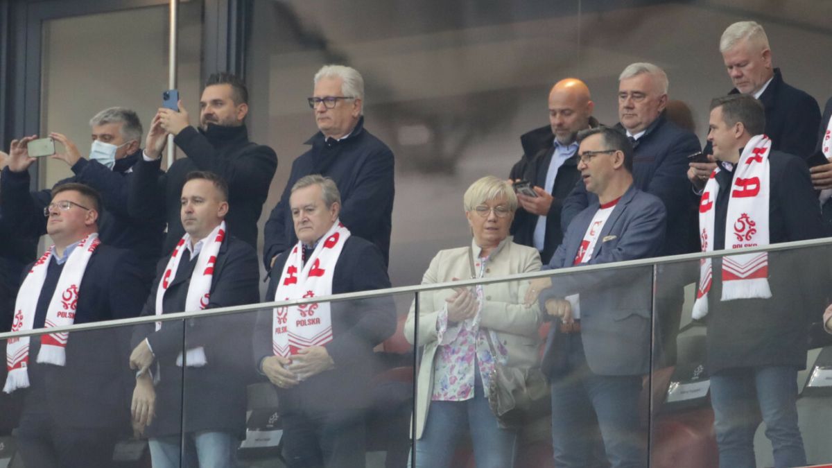 loża VIP na meczu Polska - San Marino, min Julia Przyłębska i Piotr Gliński