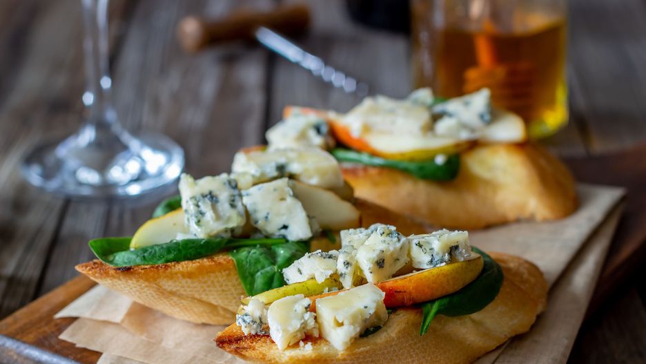 Bruschetta ze szpinakiem i botwinką. Sezonowa przekąska we włoskim stylu