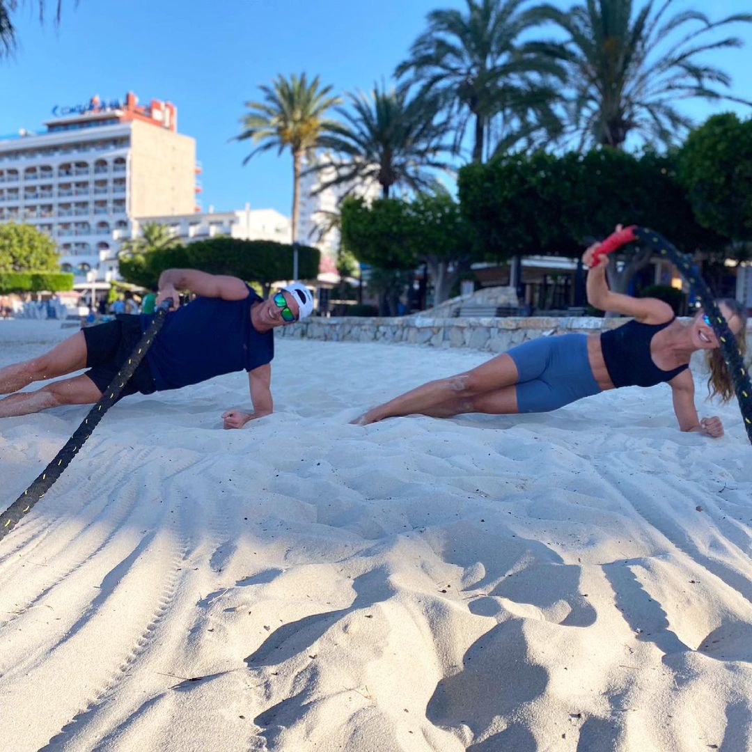 Anna i Robert Lewandowscy ćwiczą na plaży w Hiszpanii