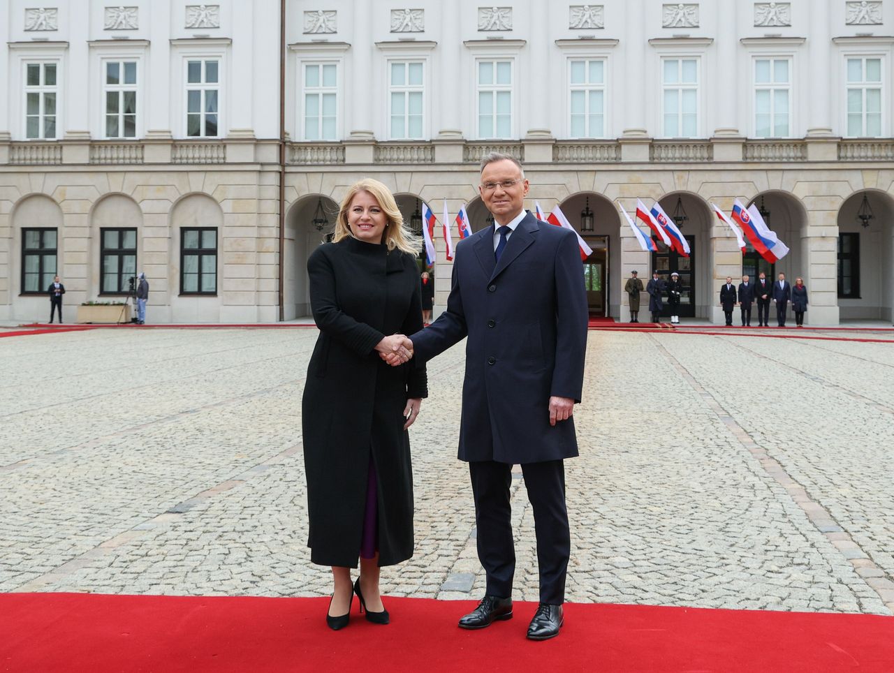 Zuzana Čaputová i Andrzej Duda witają się przed Pałacem Prezydenckim 