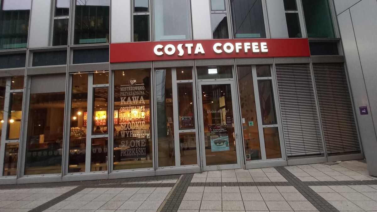 Z kawiarni wychodziły tłumy niezadowolonych klientów