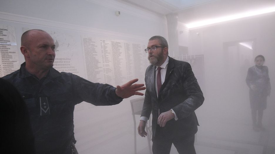 Grzegorz Braun
Marcin Obara
X kadencja, 10, 10., afera, chanuka, Chanuki, Chanukija, Chanukij�, chanukowy, Dziesi�ta, gaszenie, incydent, kadencji, Konfederacja, Magdalena Gudzi�ska Adamczyk, Magdalena Gudzi�ska-Adamczyk, menora, polityk polityka, Polityka, pose�, sejm, Sejm RP, skandal, wandalizm, zadymiony korytarz, zgaszenie