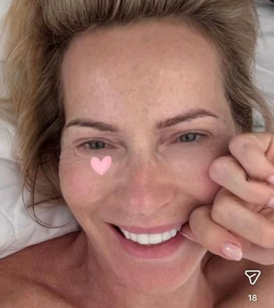 Łagodnie uśmiechnięta Paulina Smaszcz TOPLESS pławi się w jacuzz