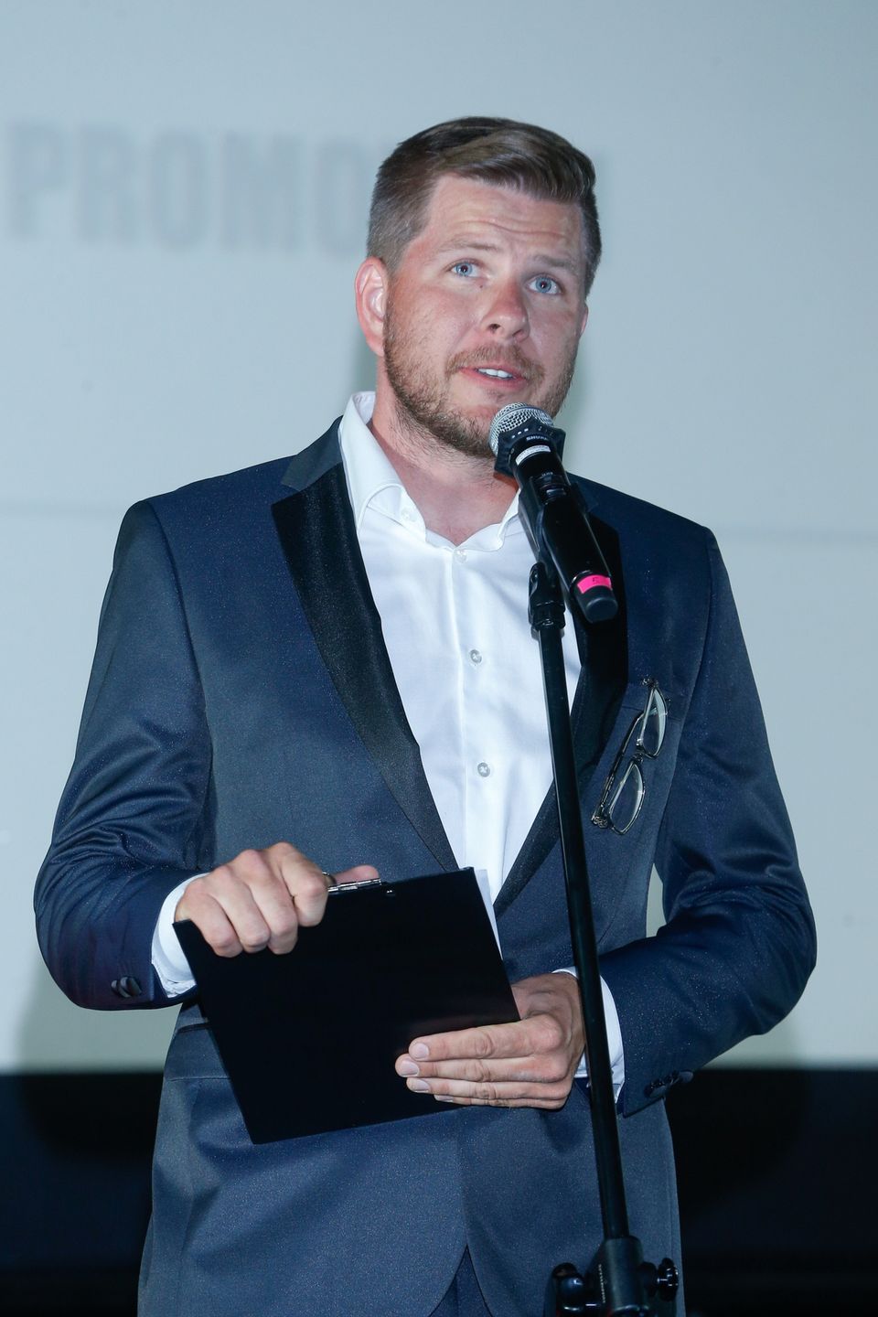 mikrofon, portret, Uroczysta premiera filmu "Polityka", zarost, premiera, premiera filmu, Filip Chajzer