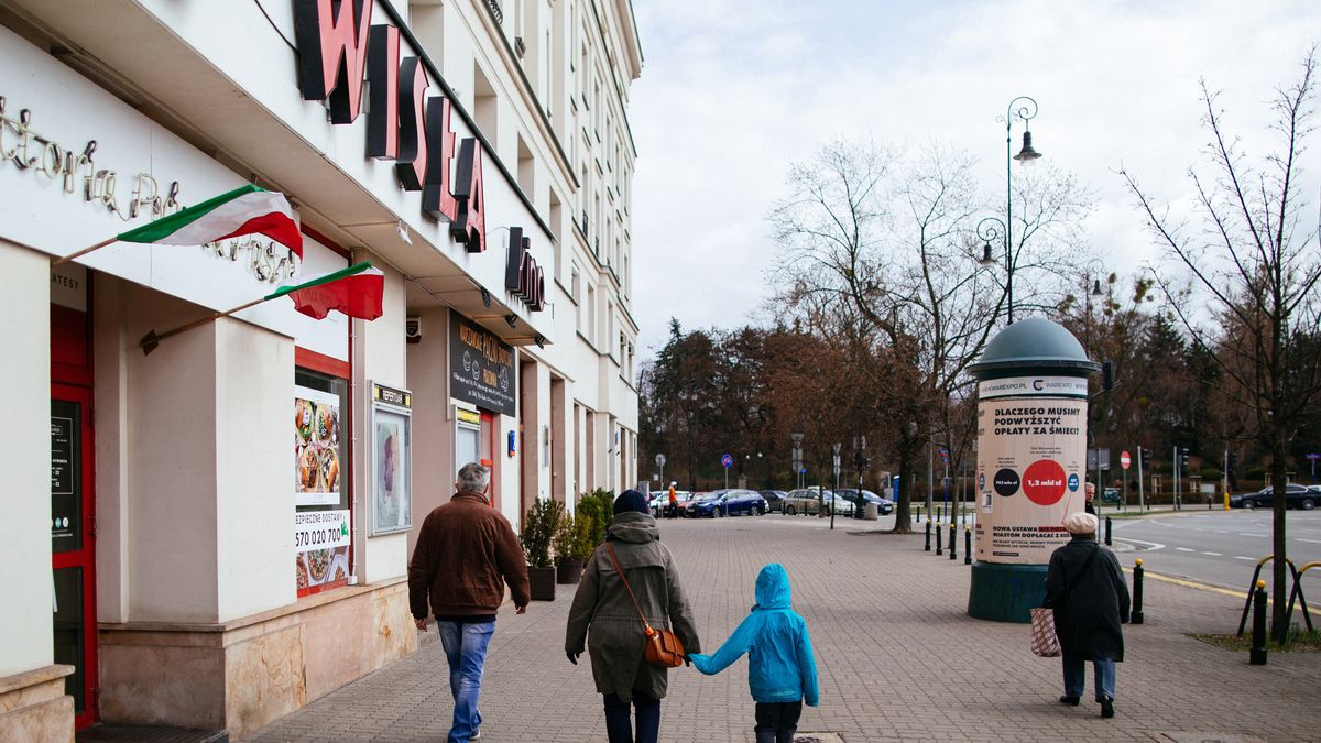 Warszawa, 06.04.2021. Studyjne kino Wisła na warszawskim Żoliborzu, 6 bm. Przedstawiciele placówki oraz lokalni aktywiści apelują o pomoc dla kina w czasach lockdownu. W ramach wsparcia warszawiacy mogą kupować teraz bezterminowe bilety na seanse. (sko) PAP/Albert Zawada