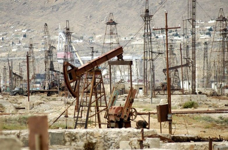 Ropa naftowa w Nowym Jorku: Sprzeczne sygnały z rynku