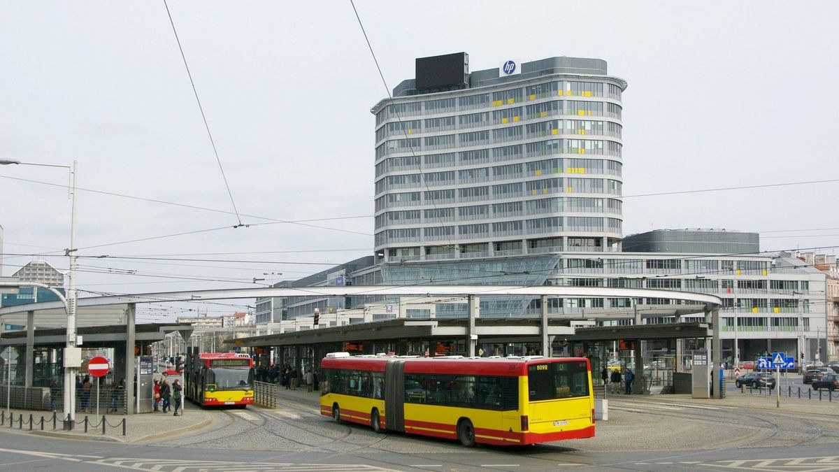 Biurowiec przy Placu Grunwaldzkim we Wrocławiu, w którym mieści się obecna siedziba AmRestu.