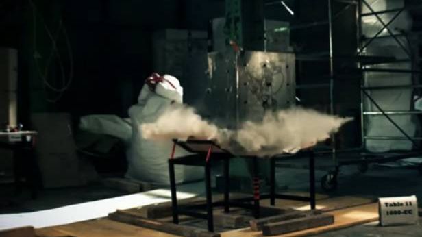 Niebywale wytrzymały stół, z którym przetrwasz trzęsienie ziemi 1