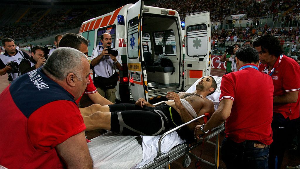 Getty Images / Na zdjęciu: Salim Sdiri po trafieniu przez oszczep 