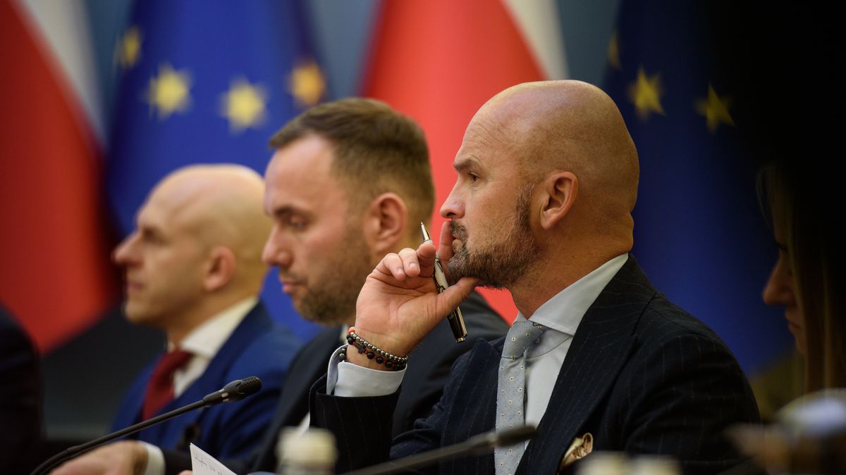 Rafal Brzoska (R), Polish entrepreneur and CEO of the courier, package delivery and express mail services company InPost Sp. z o.o. speaks during a meeting with the Prime Minister Donald Tusk to discuss and summarise the first stage of deregulation work in Warsaw, Poland on March 24, 2025. The European Union (EU) committed to reducing burdens and costs resulting from overregulation. Decisions on reducing costs for small and medium-sized enterprises by 30% are expected in JUne 2025. This is intended to boost the competitiveness f the European economy. The Polish government has already initiated deregulation efforts. In March, the Council of Ministers adopted the first simplification package. A deregulation task force is also in operation, with the social side represented by Rafal Brzoska,