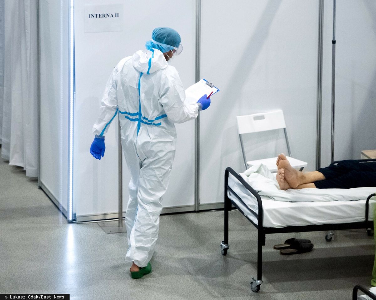 Nowe przypadki COVID-19. Znowu dużo  zakażeń i zgonów (East News)