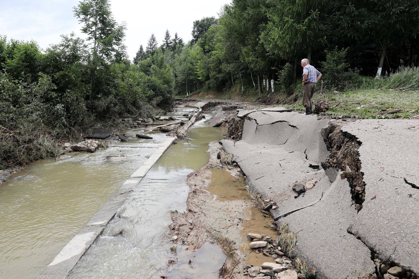 Burze nad Polską. Powalone drzewa, pozrywane dachy. Tysiące interwencji