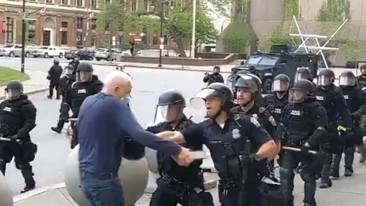 Na nagraniu zarejestrowano, jak dwaj policjanci popychają starszego mężczyznę 