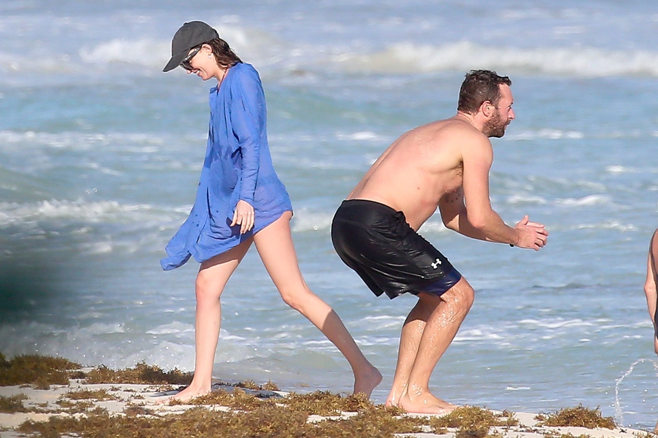 Dakota Johnson i Chris Martin bawią się na meksykańskiej plaży