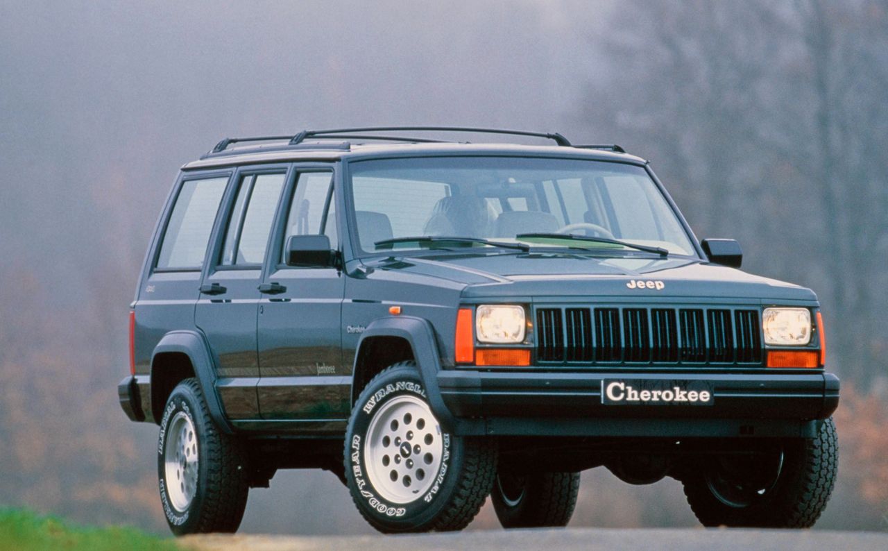 Ponadczasowa linia nadwozia Jeepa Cherokee XJ podoba się kobietom, a prosta konstrukcja mężczyznom z żyłką mechanika.