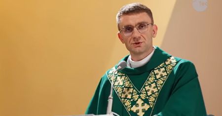 Popularny ksiądz znika z internetu. "Decyzją moich przełożonych"