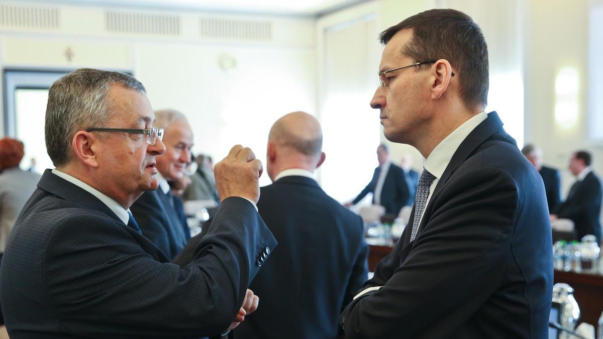 Minsiter infrastruktury i budownictwa Andrzej Adamczyk i minister finansów Mateusz Morawiecki.