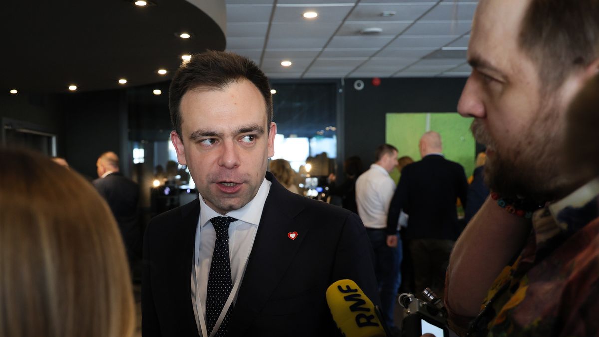 Warszawa, 08.03.2024. Minister finansów Andrzej Domański (C) udziela wypowiedzi dla mediów przed rozpoczęciem obrad Rady Krajowej Platformy Obywatelskiej RP w hotelu Novotel w Warszawie, 8 bm. (amb) PAP/Paweł Supernak