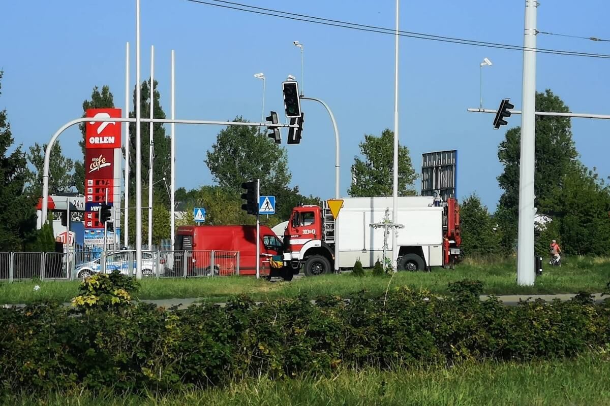 Zderzenie dwóch busów na skrzyżowaniu ul. Mełgiewskiej