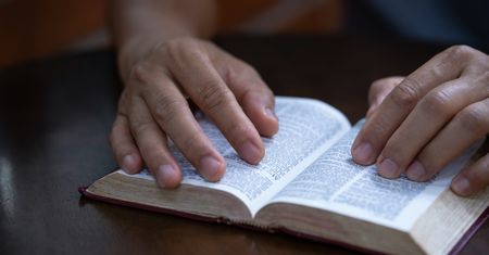 "Drastyczne". Ocenzurowali Biblię, Kościół oburzony