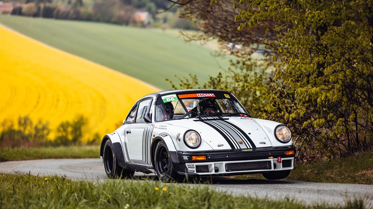 Zdjęcie okładkowe artykułu: Materiały prasowe / Maciej Niechwiadowicz / Na zdjęciu: Maciej Lubiak za kierownicą historycznego Porsche 911