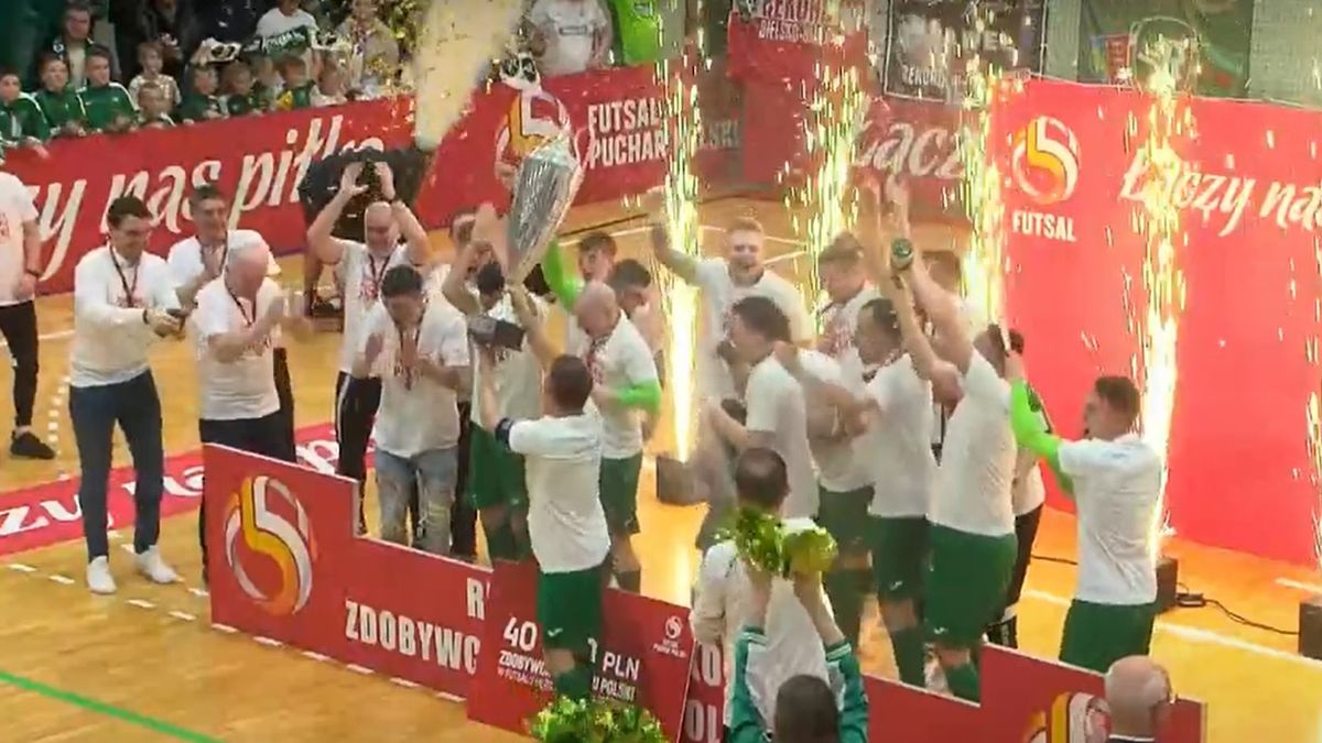Futsaliści Rekordu Bielsko-Biała wznoszą wywalczony Pucharu Polski za sezon 2022/23