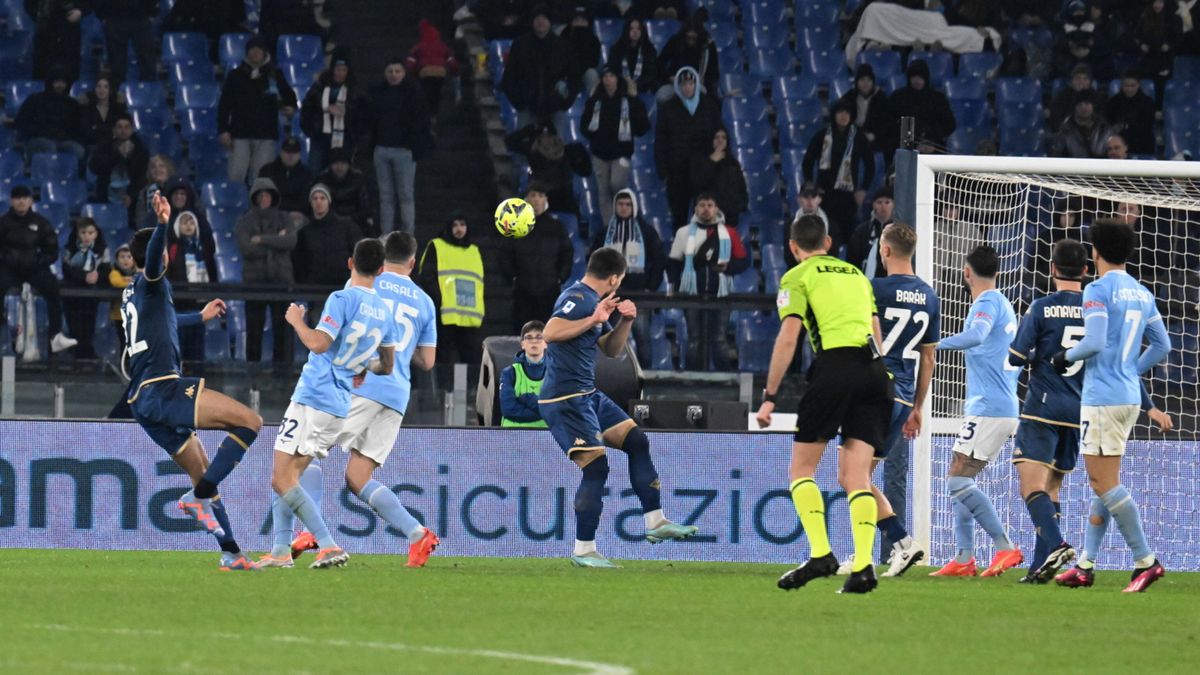 moment zdobycia bramki przez Nicolasa Gonzaleza w meczu Lazio Rzym - ACF Fiorentina