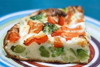 Mieszam w misce i zalewam warzywa. Tarta idealna na pożywne śniadanie