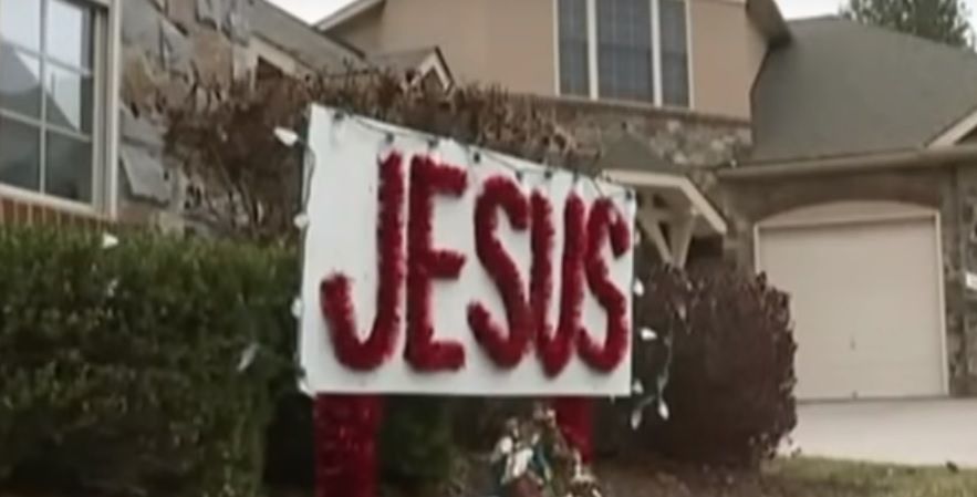 Konflikt sąsiedzki. Poszło o napis "Jezus"