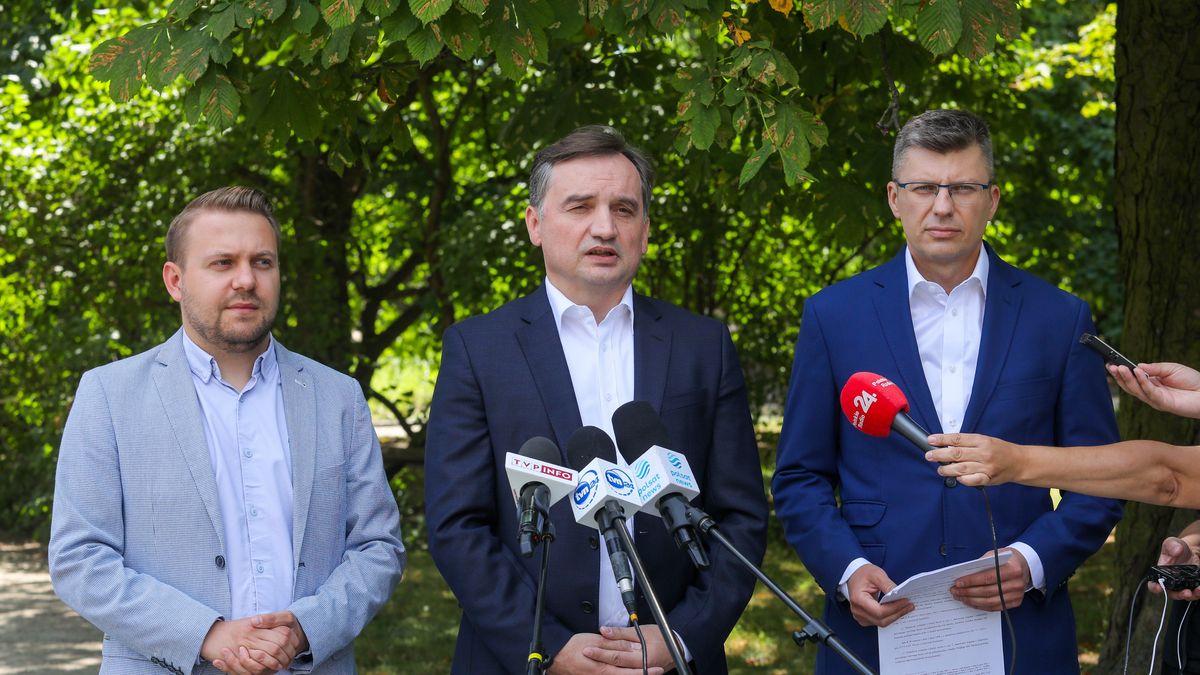 Warszawa, 08.07.2023. Polityk Suwerennej Polski, wiceminister sprawiedliwości Marcin Warchoł (P), minister sprawiedliwości, Prokurator Generalny Zbigniew Ziobro (C) i wiceminister klimatu i środowiska Jacek Ozdoba (L) na konferencji prasowej Suwerennej Polski, 8 bm. w Warszawie. (ad)PAP/Paweł Supernak